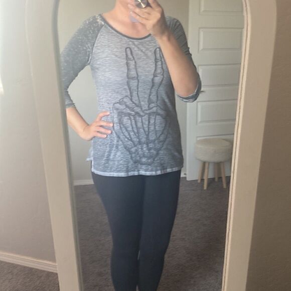 Peace skeleton hand  - Picture 5 of 5